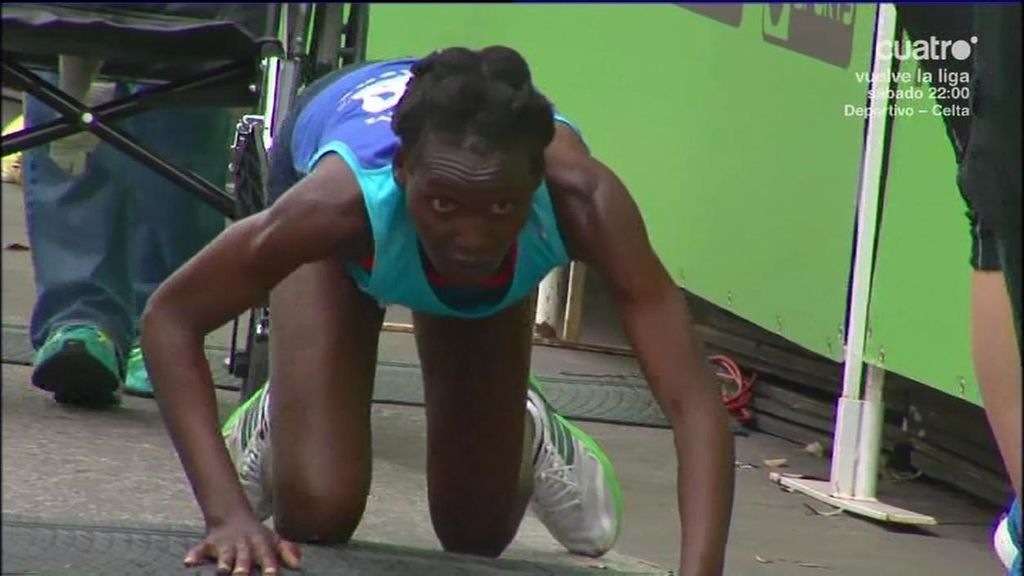 ¡Impresionante imagen! Una atleta keniata entró gateando extenuada en la meta