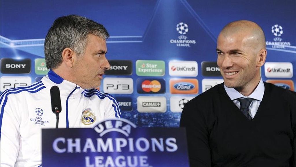 El entrenador portugués del Real Madrid José Mourinho (i), acompañado por el consejero del presidente del Real Madrid Zinedine Zidane, durante una rueda de prensa. EFE/Archivo El entrenador portugués del Real Madrid José Mourinho (i), acompañado por el consejero del presidente del Real Madrid Zinedine Zidane, durante una rueda de prensa. EFE/Archivo