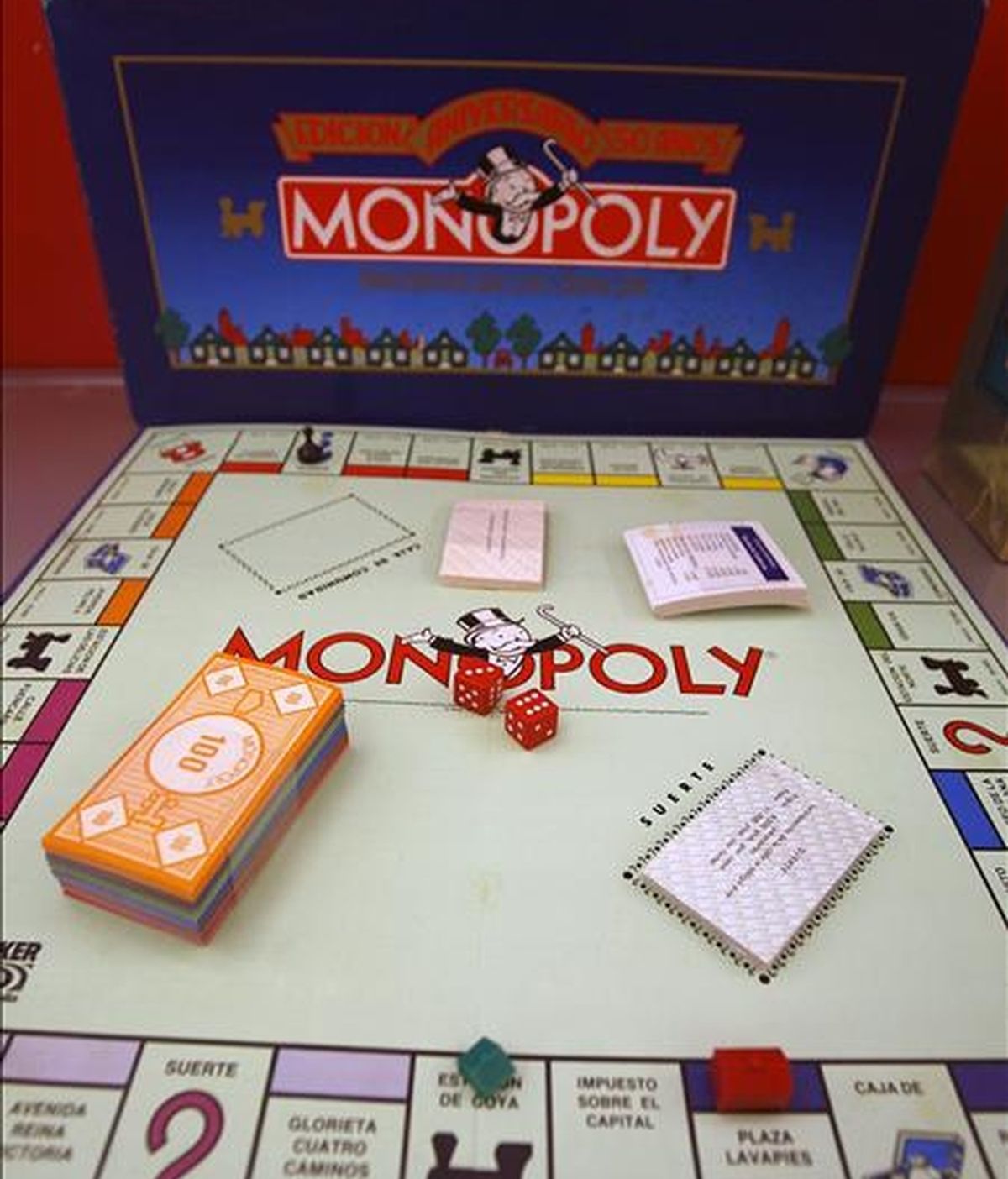 Detalle de la edición conmemorativas del 50 aniversario del tradicional juego de mesa de compraventa de propiedades, "Monopoly" que se muestra en la exposición "75 años de Monopoly". EFE