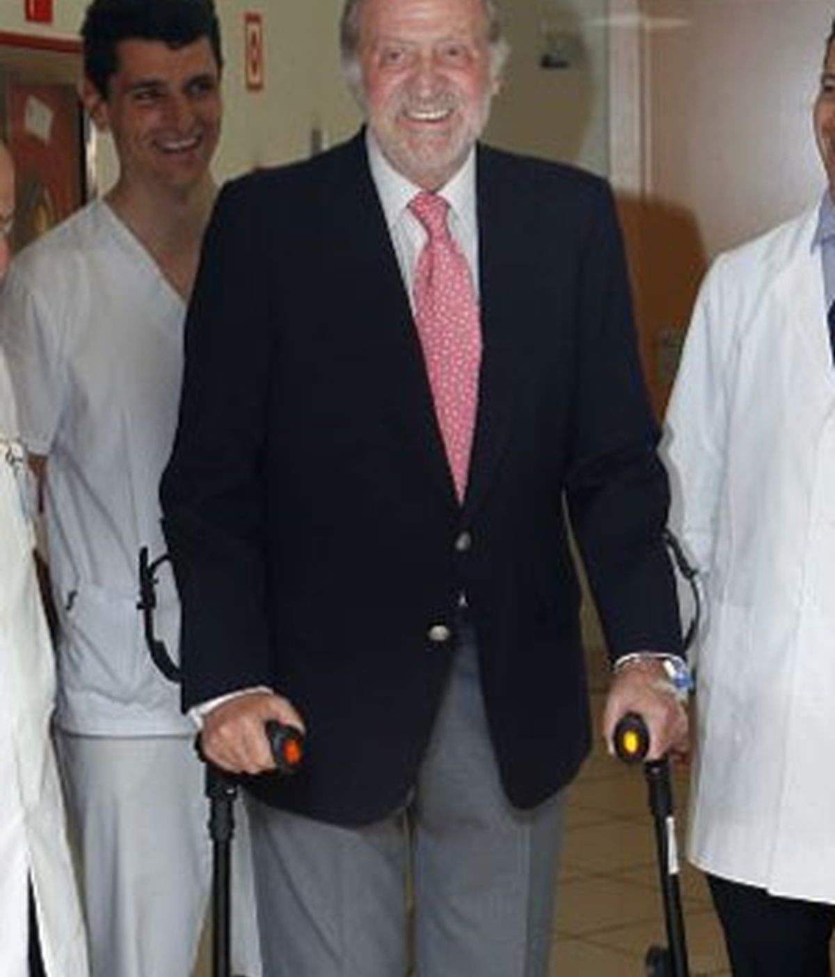 El Rey a la salida del hospital San José. GTRES.