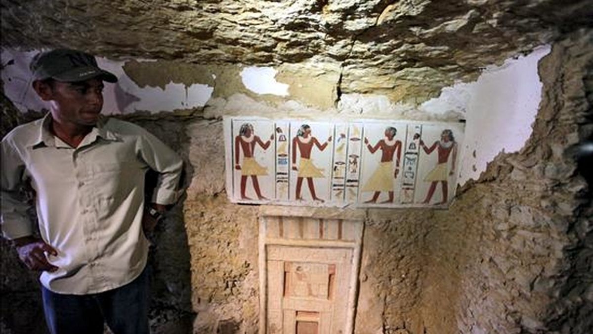 Un arqueólogo posa junto a una de las dos tumbas recientemente encontradas en la necrópolis de Saqqara a unos 50km al sur de El Cairo, Egipto, hoy, jueves, 8 de julio de 2010. Según el jefe de la arqueología egipcia, Zahi Hawas, las tumbas, de la Sexta Dinastía (2374-2191 ac), pertenecen a un padre, Shendwa, y su hijo, Khonsu, que servían como escribientes. EFE
