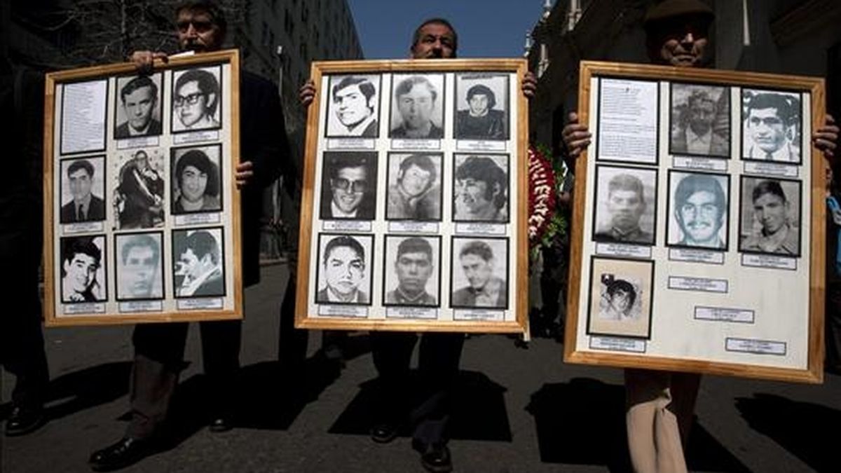 En la imagen ex integrantes del cuerpo de seguridad del presidente chileno Salvador Allende. EFE/Archivo