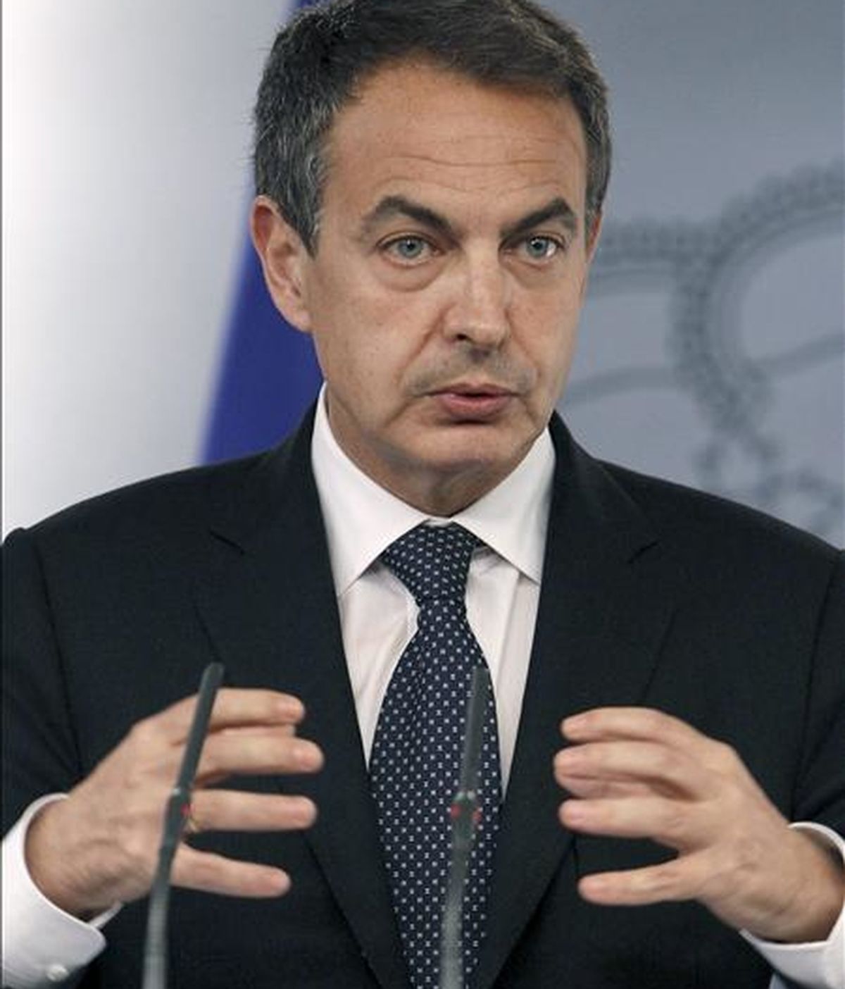 El Consejo de Ministros aprobará mañana el nuevo conjunto de medidas contra la crisis anunciadas esta semana por el presidente del Gobierno que incluyen una rebaja de impuestos para las pymes, el fin de la ayuda de 426 euros para parados sin cobertura y la privatización parcial de Aena y Loterías del Estado. EFE/Archivo El Consejo de Ministros aprobará mañana el nuevo conjunto de medidas contra la crisis anunciadas esta semana por el presidente del Gobierno que incluyen una rebaja de impuestos para las pymes, el fin de la ayuda de 426 euros para parados sin cobertura y la privatización parcial de Aena y Loterías del Estado. EFE/Archivo
