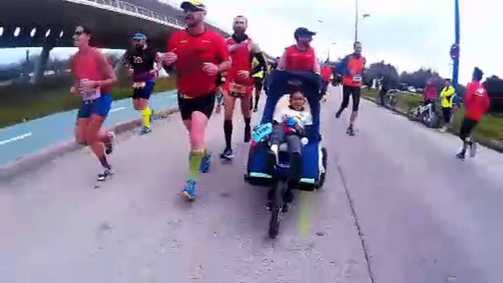 Once niños con diferentes discapacidades completan la maratón de Sevilla