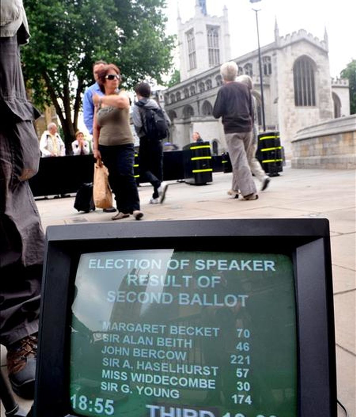 Un monitor situado en el exterior del Parlamento británico muestra los resultados de la segunda votación para elegir al nuevo presidente de la Cámara de los Comunes. EFE
