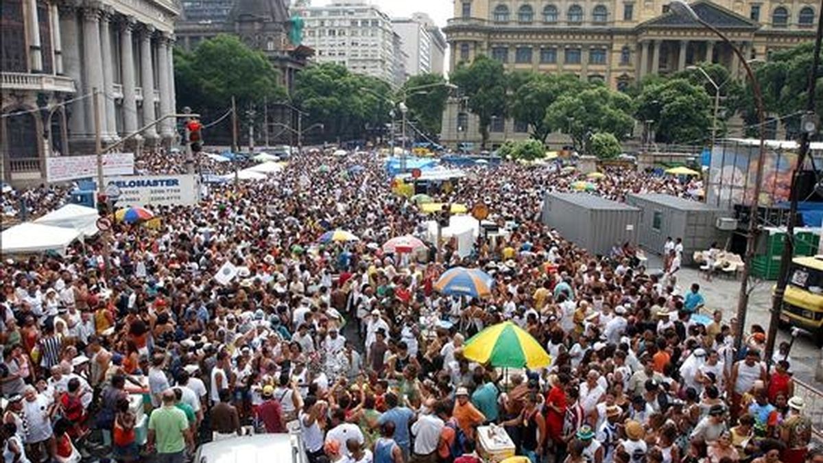 La región sureste sigue siendo la más poblada, con 80,3 millones de habitantes, y alberga las mayores ciudades del país: Sao Paulo, con 11,2 millones de personas, y Río de Janeiro, con 6,3 millones. En la imagen un registro de miles de habitantes en Río de Janeiro en abril de 2009. EFE/Archivo