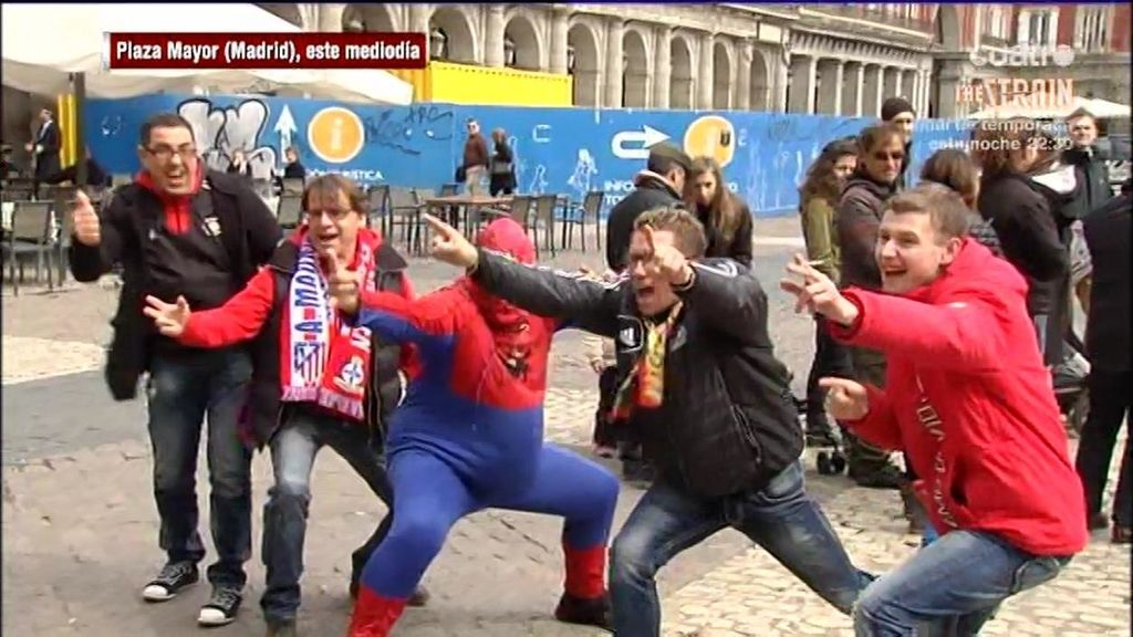 Los hinchas del Leverkusen se divierten en la Plaza Mayor con un Spiderman algo ‘dejado’