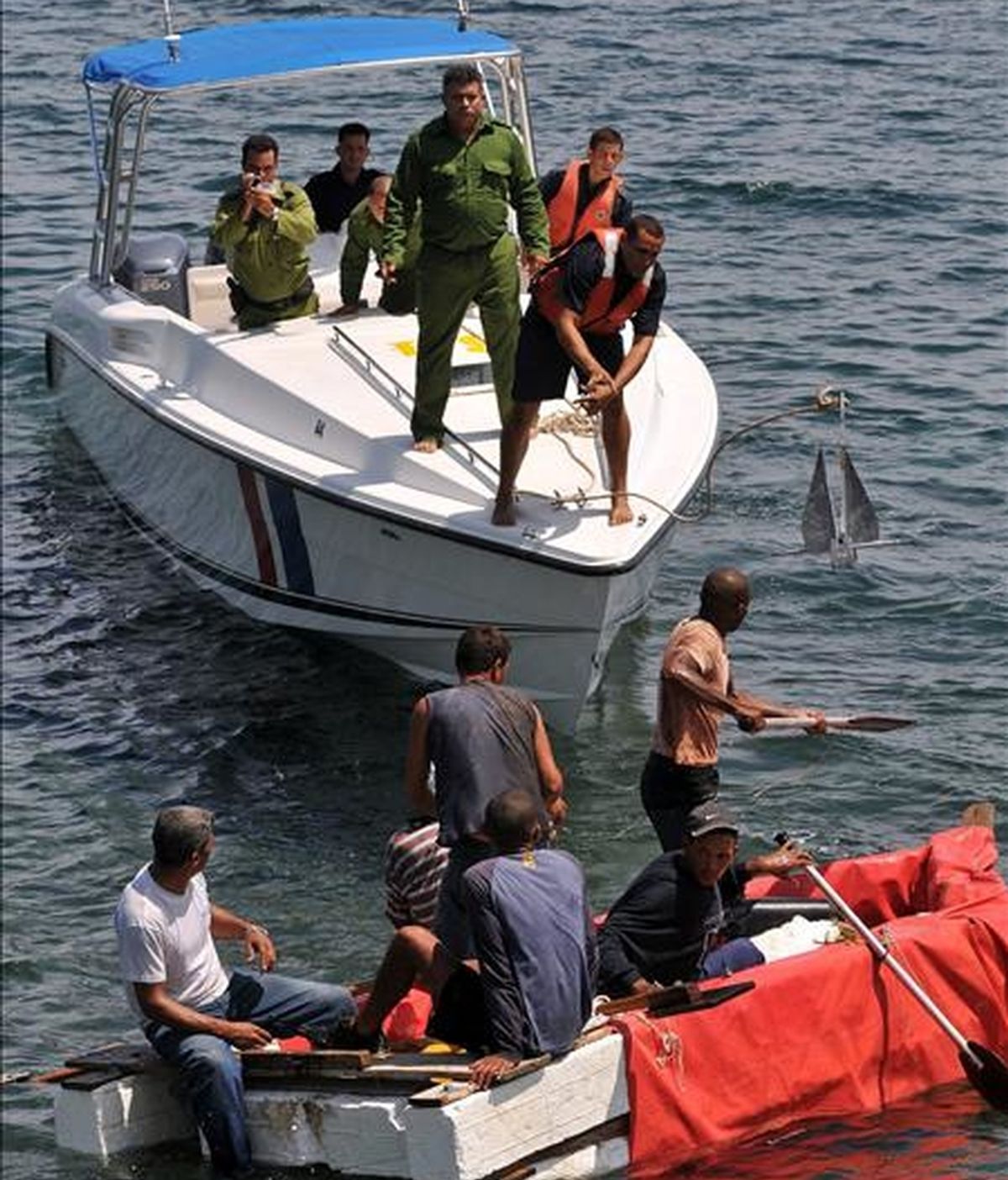 Imagen de este jueves de guardafronteras cubanos que tratan de abordar una embarcación rústica de un grupo de balseros que intentan una salida ilegal. EFE