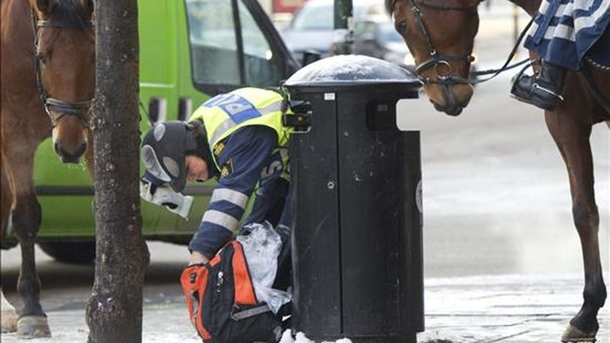 Policías suecos inspeccionan las papeleras de una calle de Estocolmo, Suecia. EFE