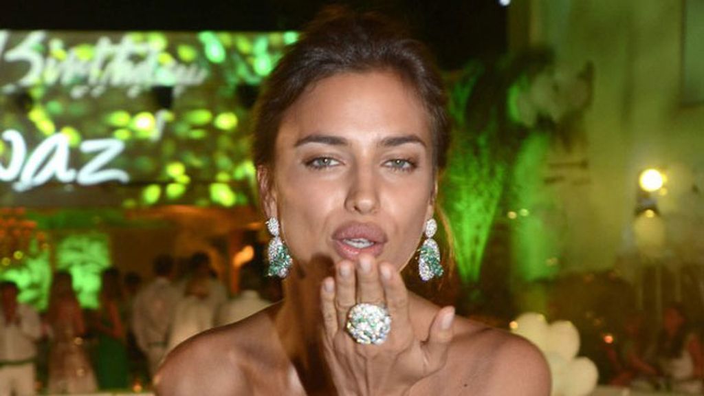 Irina Shayk derrocha glamour en Cerdeña