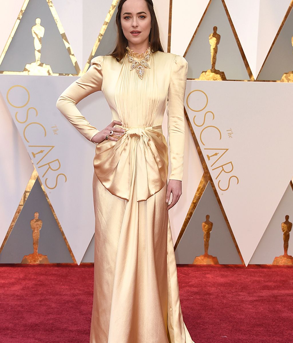 Dakota Johnson con vestido dorado de Gucci