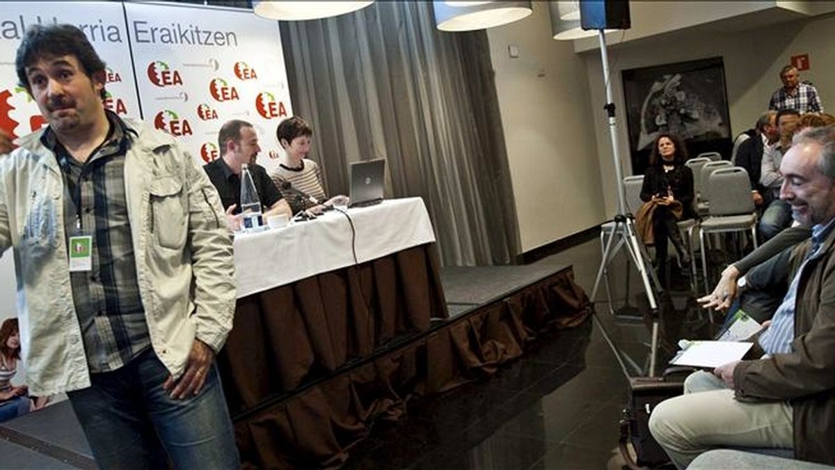 El secretario general de EA, Pello Urizar (i), en un descanso de la Asamblea Nacional de su partido, celebrada ayer en Bilbao (Vizcaya). EFE