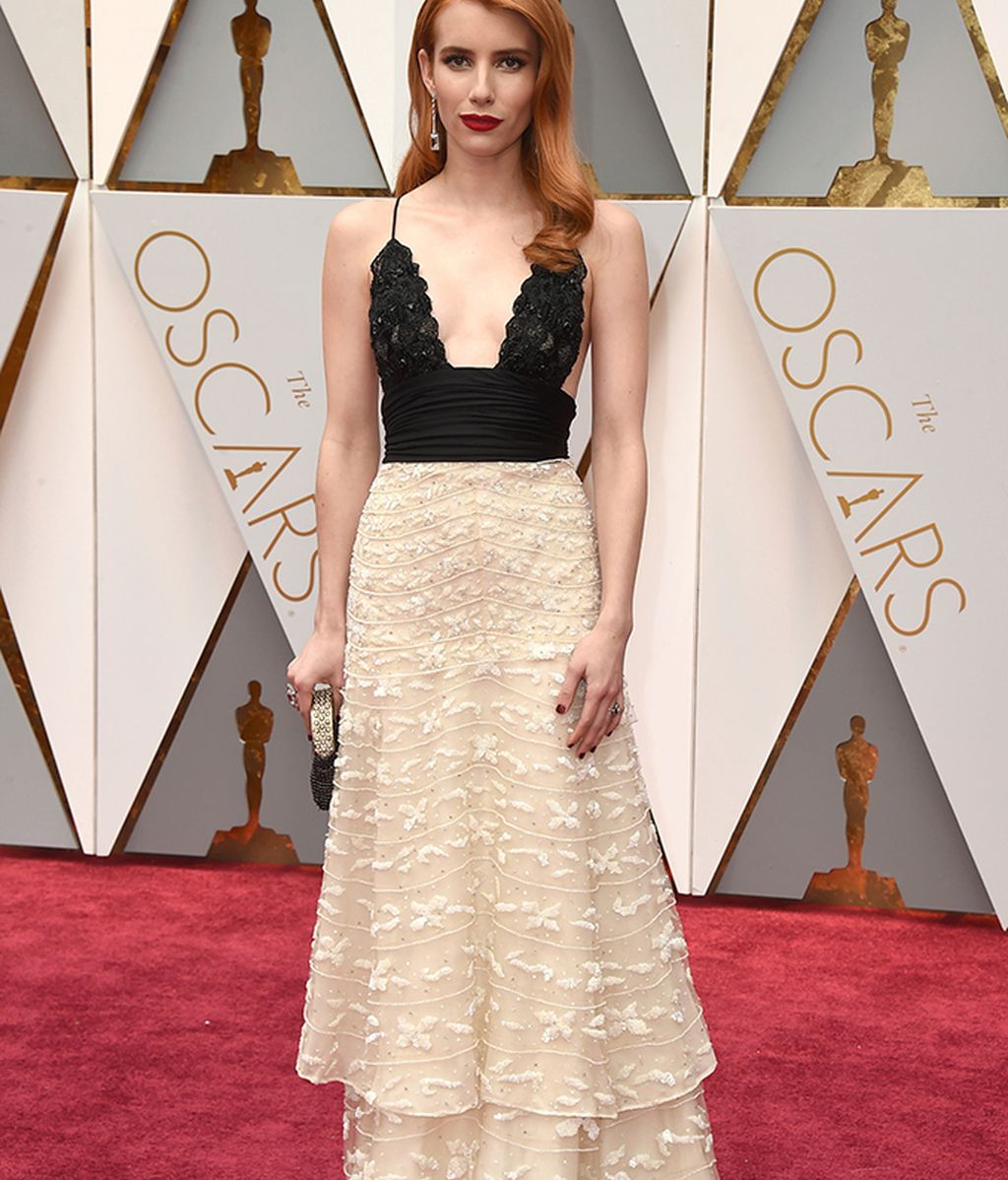 Emma Roberts con vestido de Armani
