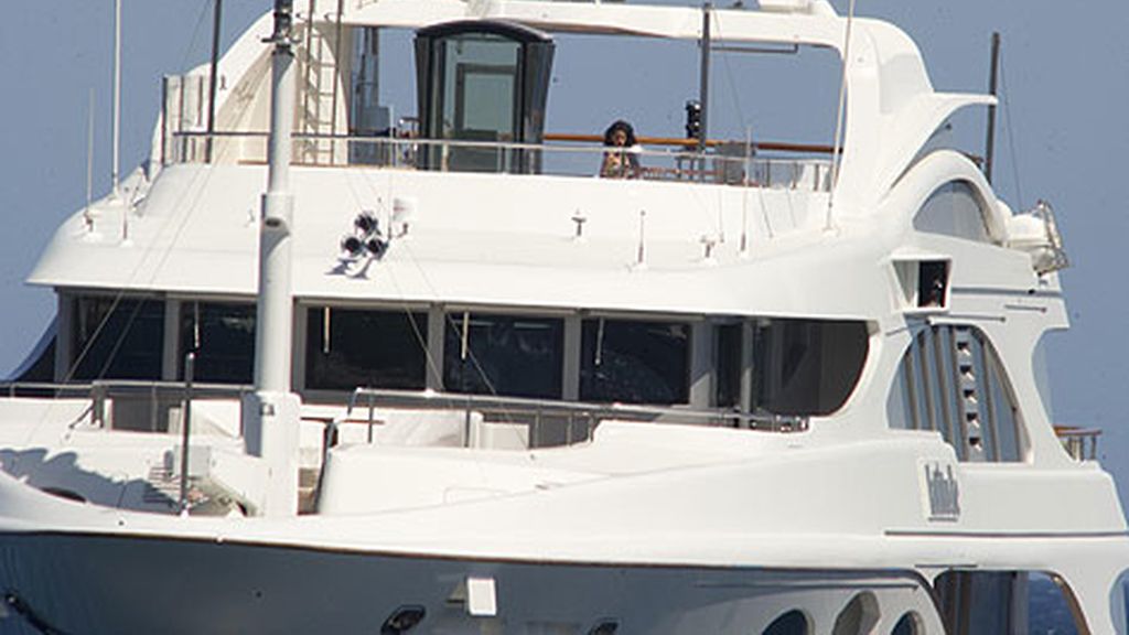 Rihanna disfruta en solitario de las vacaciones en la cubierta de su yate