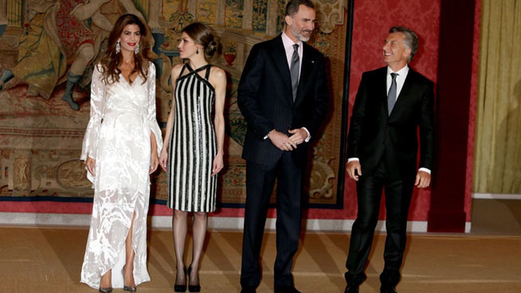 Letizia eligió un midi blanco y negro y Juliana un vestido largo vaporoso