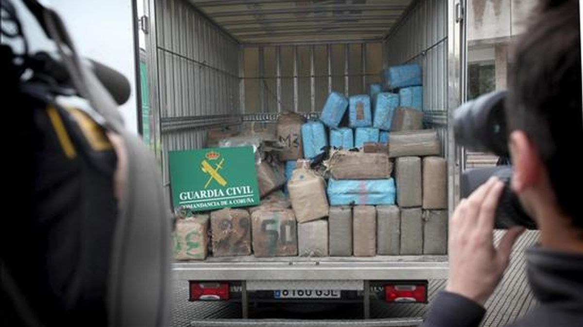 Un camión cargado con fardos de hachís decomisados a principios de mes en una operación antidroga en Galicia. Hoy han sido detenidos 21 presuntos transportistas por trasladar hachís y cocaína en la costa gallega. EFE/Archivo