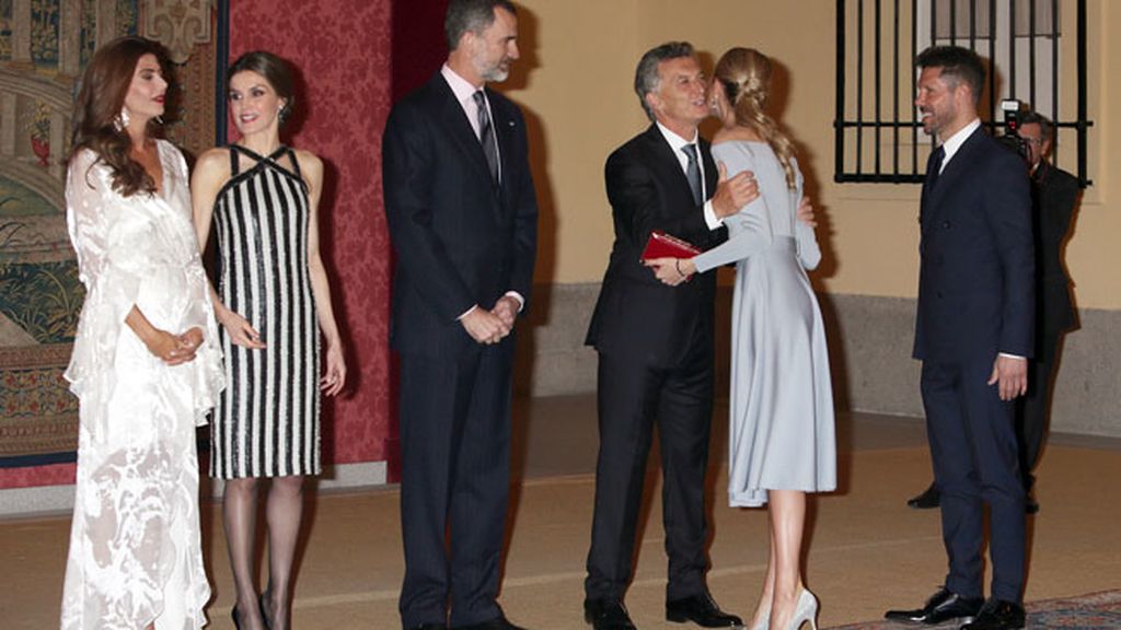Letizia eligió un midi blanco y negro y Juliana un vestido largo vaporoso