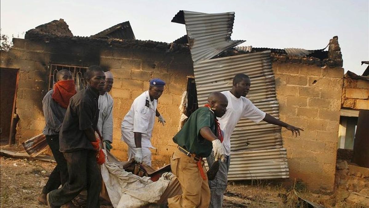 Nigerianos cargan con el cadáver de un hombre que fue víctima de la violencia religiosa en Kuru Jantar (Nigeria) en 2010. EFE/Archivo