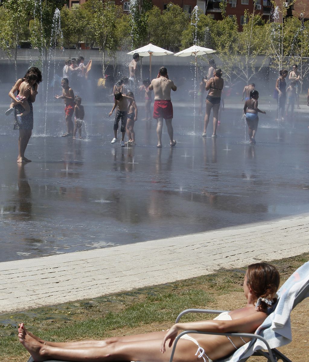 Las fuentes de Madrid Rio se convierten en un buen refugio contra el calor FOTO: EFE