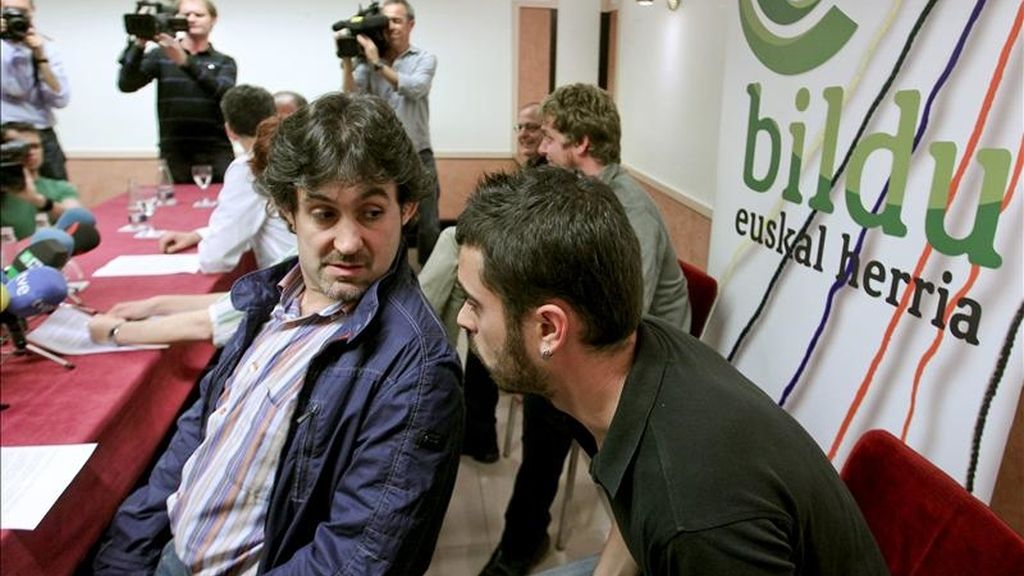 Los dirigentes de la coalición Bildu (integrada por EA, Alternatiba y abertzales independientes), Pello Urizar (i), y Ander Rodriguez (d), conversan durante una conferencia de prensa en San Sebastián en el primer día de campaña, horas después de que el Tribunal Constitucional haya decidido que puede concurrir a los comicios del 22 de mayo. EFE Los dirigentes de la coalición Bildu (integrada por EA, Alternatiba y abertzales independientes), Pello Urizar (i), y Ander Rodriguez (d), conversan durante una conferencia de prensa en San Sebastián en el primer día de campaña, horas después de que el Tribunal Constitucional haya decidido que puede concurrir a los comicios del 22 de mayo. EFE
