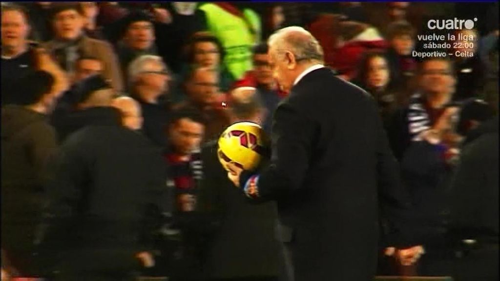 A Messi se le olvidó llevarse el balón del ‘hat-trick’ y se lo tuvo que llevar el delegado