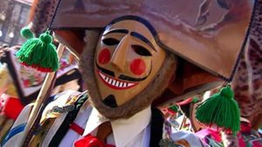 Los cigarrones dan la bienvenida al Carnaval en Galicia