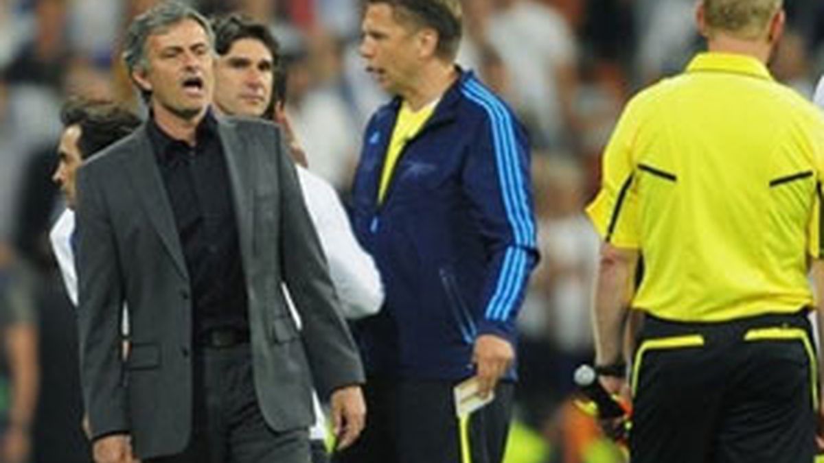 Mourinho protesta durante el partido en el Bernabéu de Liga de Campeones. Foto: AP