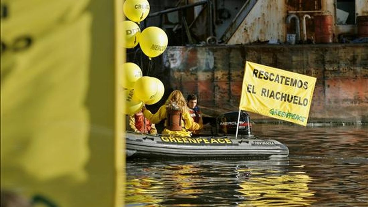 Activistas de la organización ecologista Greenpeace partician este martes en una campaña de limpieza en las aguas del Riachuelo de Buenos Aires, el curso de agua más contaminado de la Argentina. EFE