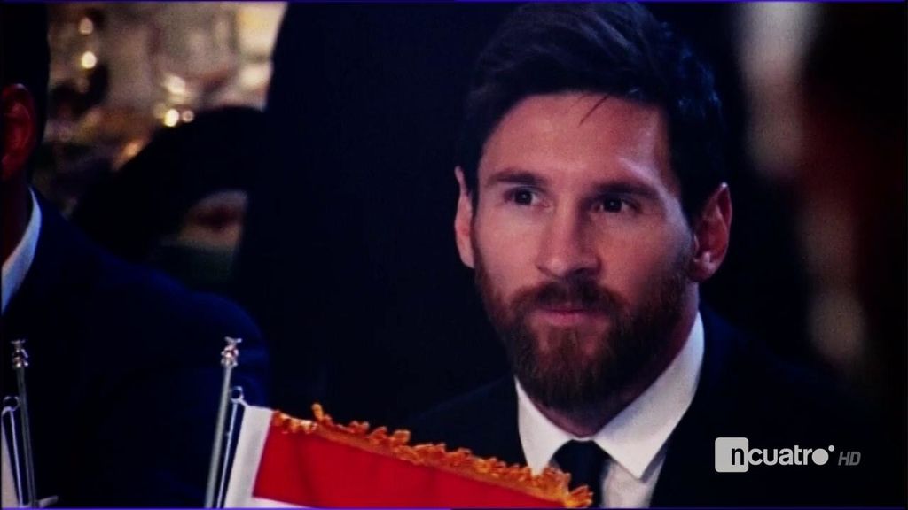 La cara de alucine de Messi al escuchar el 'Viva España' en su viaje a Egipto