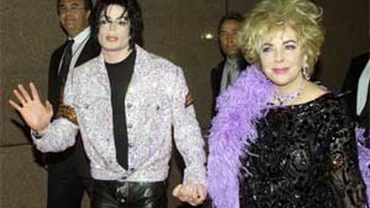 El Rey del Pop y Elizabeth Taylor en 2001, durante el concierto celebrado en el Madison Square Garden de Nueva York para celebrar los treinta años de carrera de Michael Jackson. Foto: Reuters.