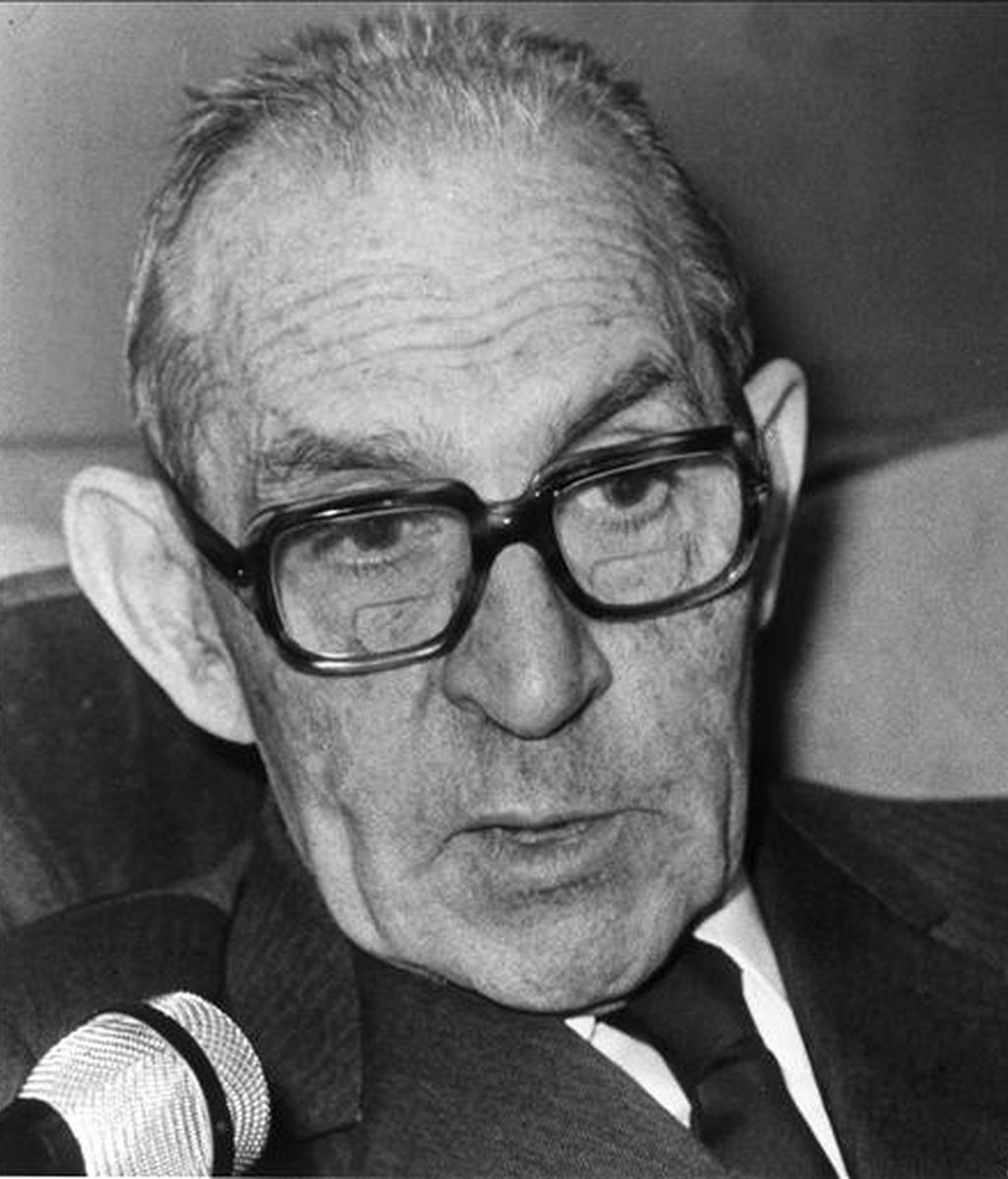 El periodista y escritor Agustí Pons, en pleno proceso de elaboración de la biografía definitiva de Salvador Espriu, considerado un personaje enigmático y todavía desconocido a nivel personal, ha explicado hoy en rueda de prensa que su objetivo es ofrecer "un texto claro, de una poesía oscura". EFE/Archivo El periodista y escritor Agustí Pons, en pleno proceso de elaboración de la biografía definitiva de Salvador Espriu, considerado un personaje enigmático y todavía desconocido a nivel personal, ha explicado hoy en rueda de prensa que su objetivo es ofrecer "un texto claro, de una poesía oscura". EFE/Archivo