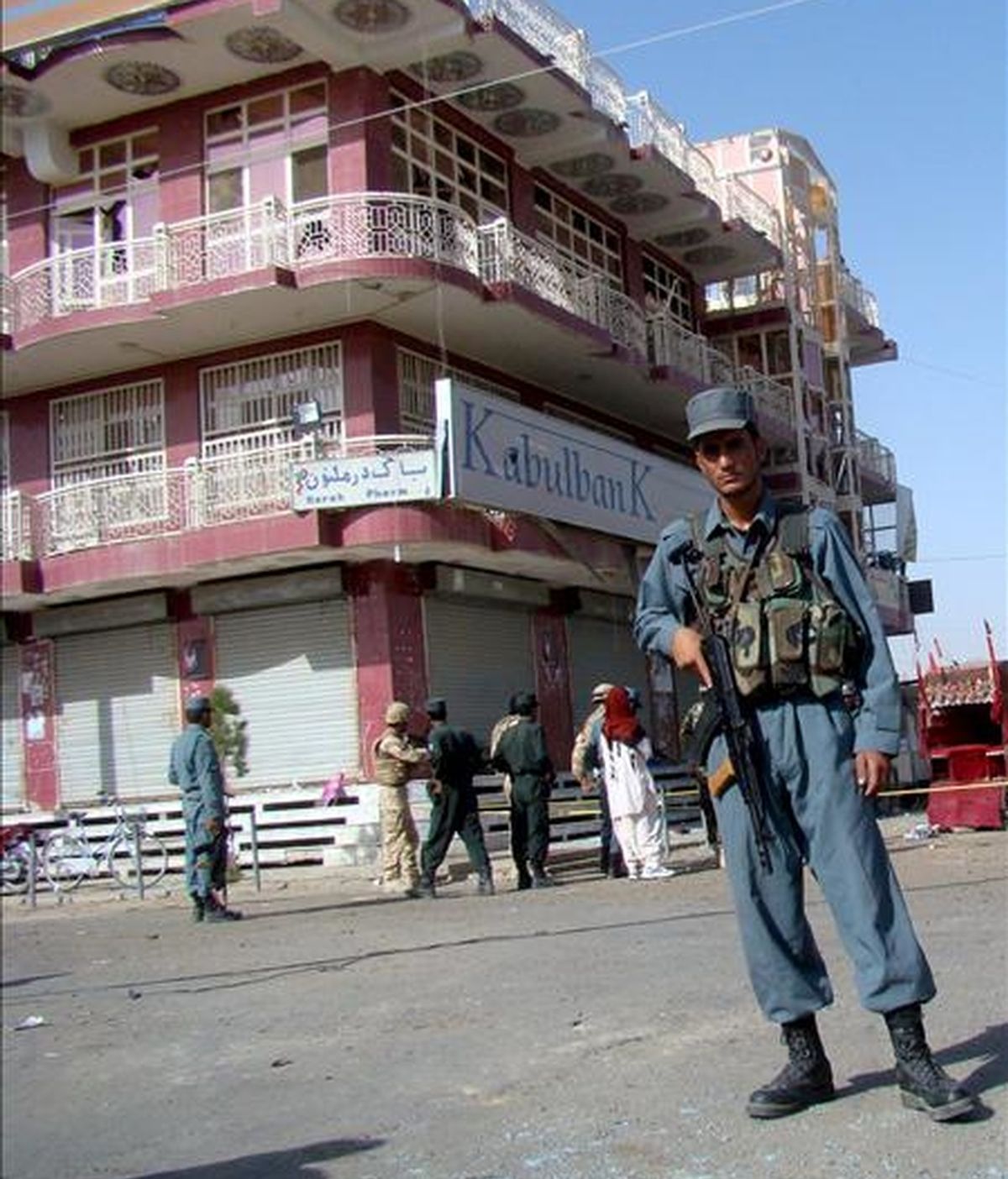 Un soldado afgano hace guardia en el lugar donde se produjo una explosión en Lashkar Gah, provincia de Helmand (Afganistán) el pasado mes de junio. EFE/Archivo