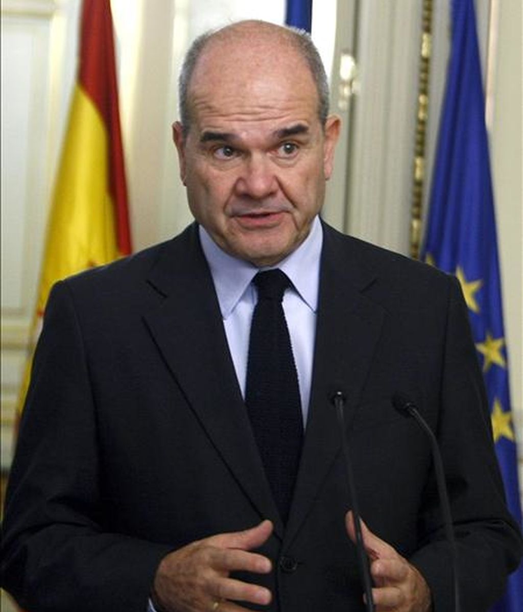 El vicepresidente tercero del Gobierno y ministro de Política Territorial, Manuel Chaves, durante la rueda de prensa que ofreció hoy y en la que infomó de que el ejecutivo ha dado luz verde al traspaso de la gestión del Parque Nacional de Picos de Europa a las comunidades autónomas de Asturias, Castilla y León y Cantabria, que desde el 1 de febrero de 2011, se harán cargo de este espacio protegido. EFE