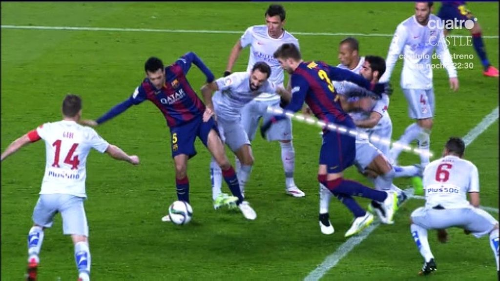 No hay dudas: hay penalti de Juanfran a Busquets: así fue la jugada del gol de Messi