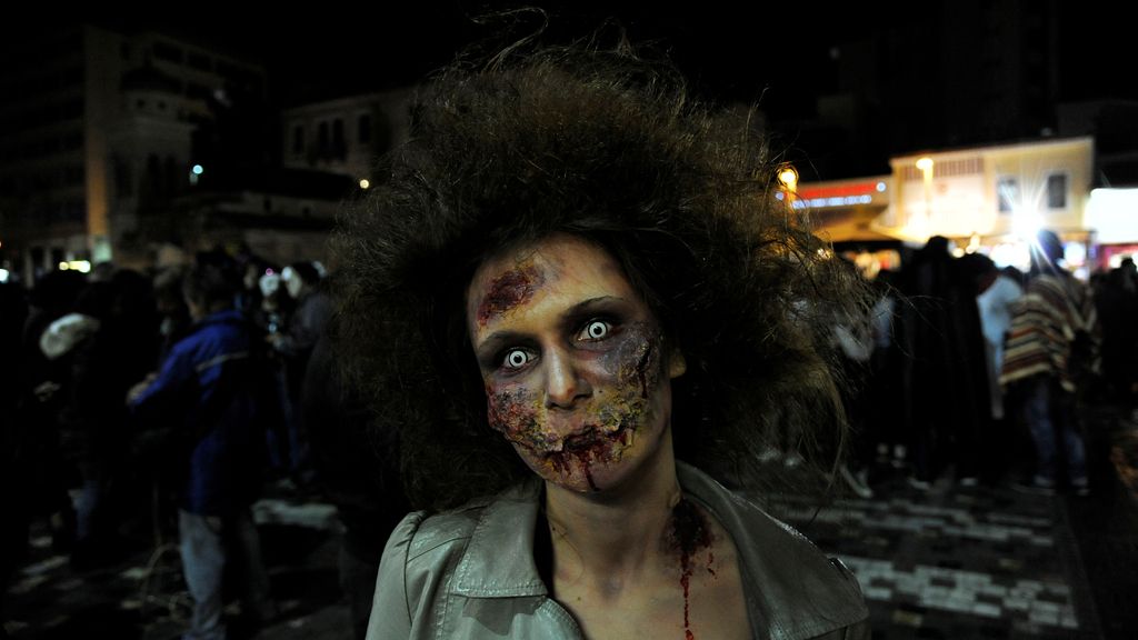 Zombis, vampiros y monstruos, protagonistas del carnaval en Atenas