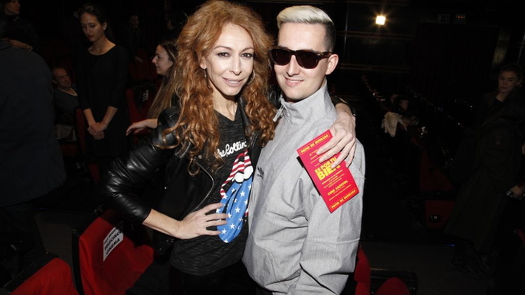 Posando con Elisa Matilla. La sudadera es de Adidas