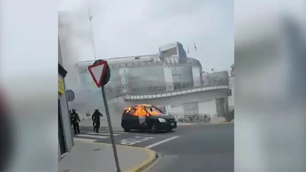 Un coche en llamas se precipita sin control calle abajo ante el temor de los vecinos