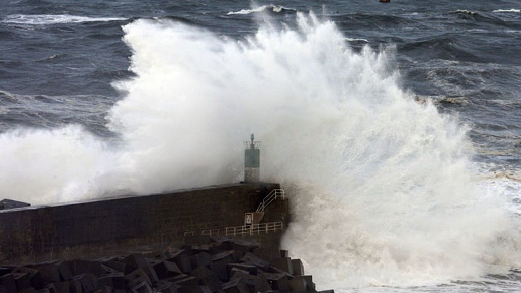 Fuertes olas invaden el norte peninsular