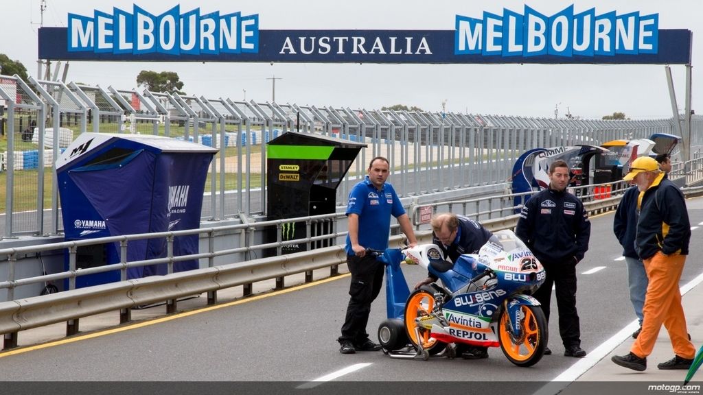 El equipo de Maverick Viñales saca su moto del box