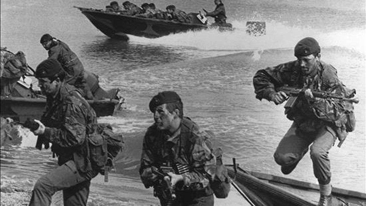 Imagen de archivo de marines de la armada real británica realizando un desembarcó de ataque en las Islas Malvinas. EFE/Archivo