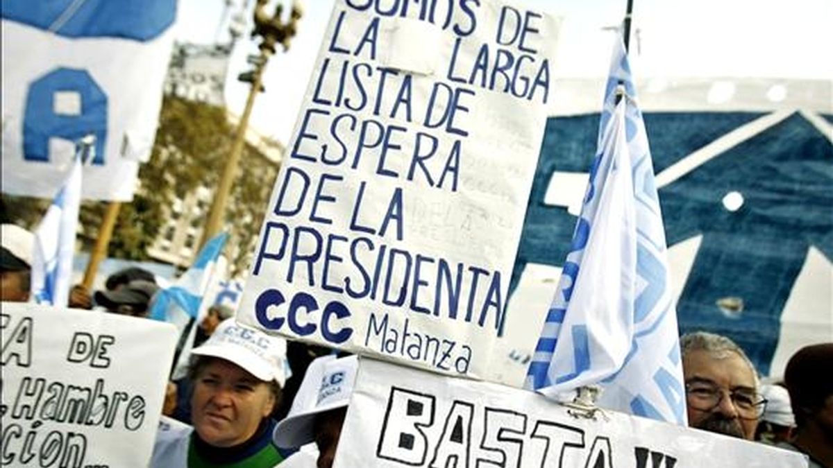 Manifestantes piqueteros opositores al gobierno de la presidenta, Cristina Fernández de Kirchner, durante una protesta, en la Plaza de Mayo de Buenos Aires (Argentina). EFE/Archivo