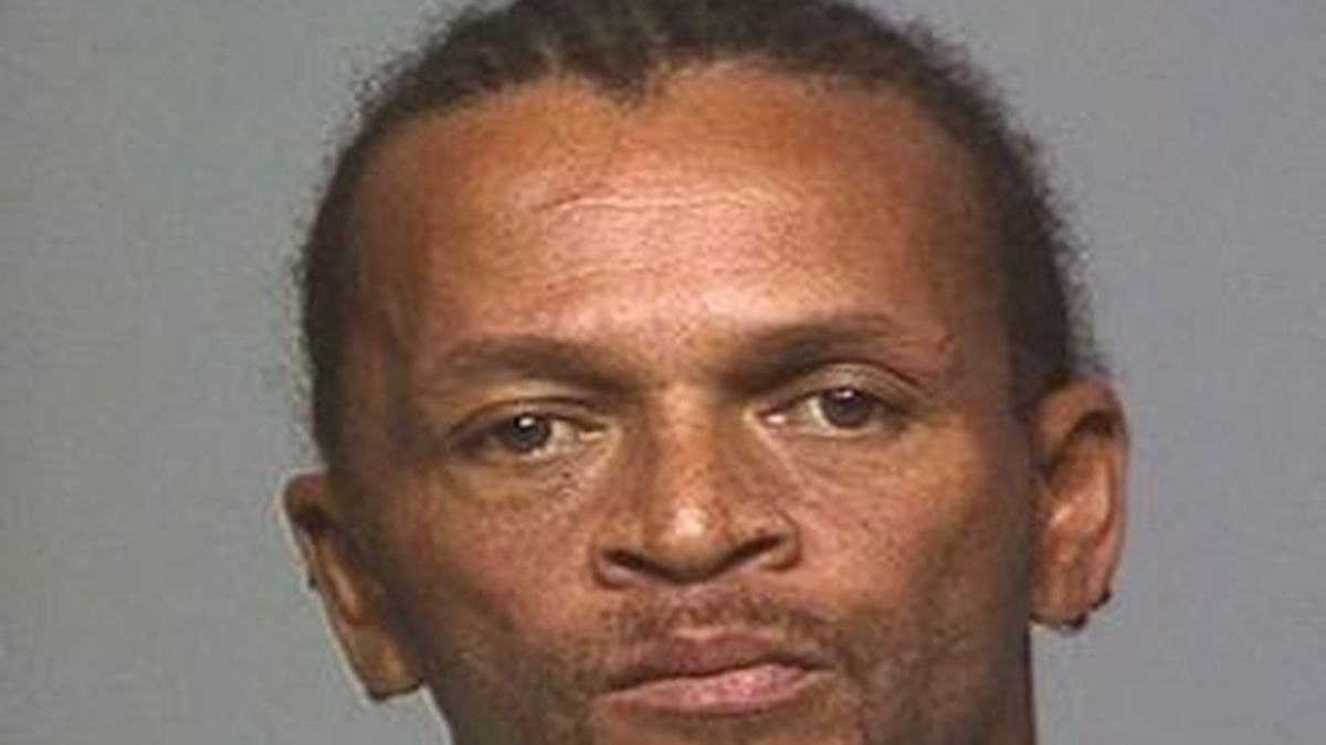 Garron Lewis de 46 años ha asesinado a su novia, de 44 porque esta respondió al móvil cuando ambos practicaban sexo. Garron Lewis de 46 años ha asesinado a su novia, de 44 porque esta respondió al móvil cuando ambos practicaban sexo.