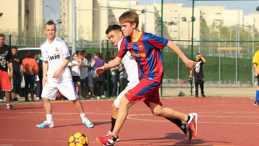 Justin Bieber se viste de culé para jugar un partido en Madrid