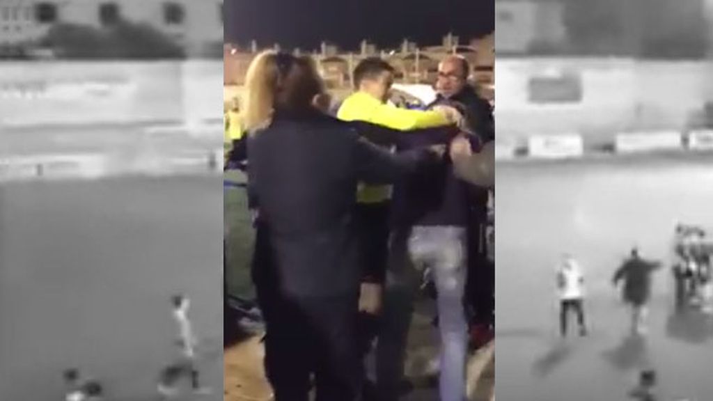 La pelea entre un árbitro y dos padres que avergüenza al fútobl base andaluz