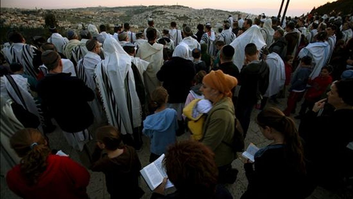 Decenas de judíos participan en la oración 'Bendición del Sol' en Jerusalén (Israel), el 8 de abril de 2009. Este rito religioso tiene lugar cada 28 años en el lugar en el que el Talmud sitúa al sol en el momento de la creación de la Tierra. Los medios estimaron en 50.000 los asistentes a la oración, en el Muro occidental. EFE
