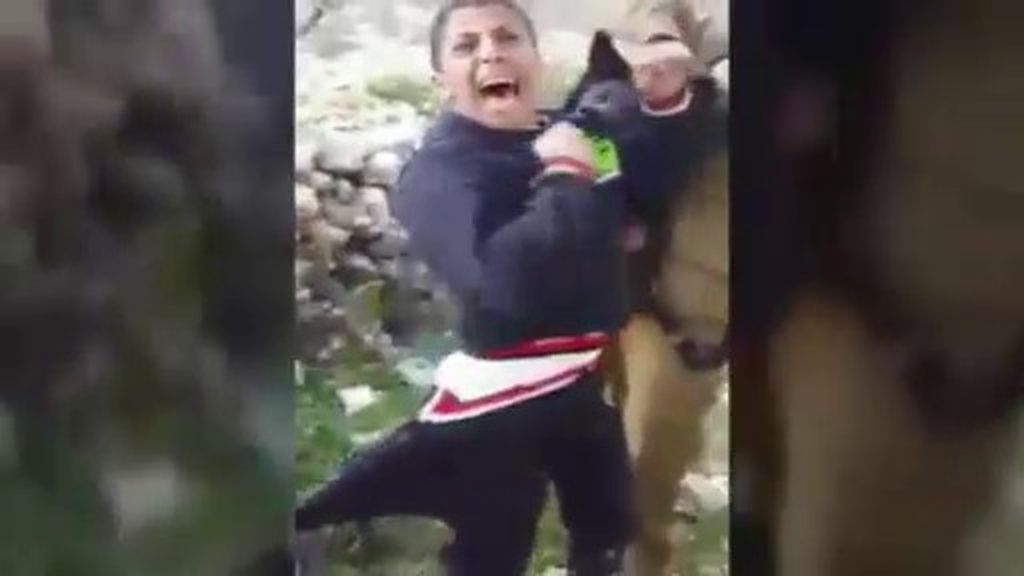 Soldados israelíes aterrorizan a un niño palestino usando un perro de presa