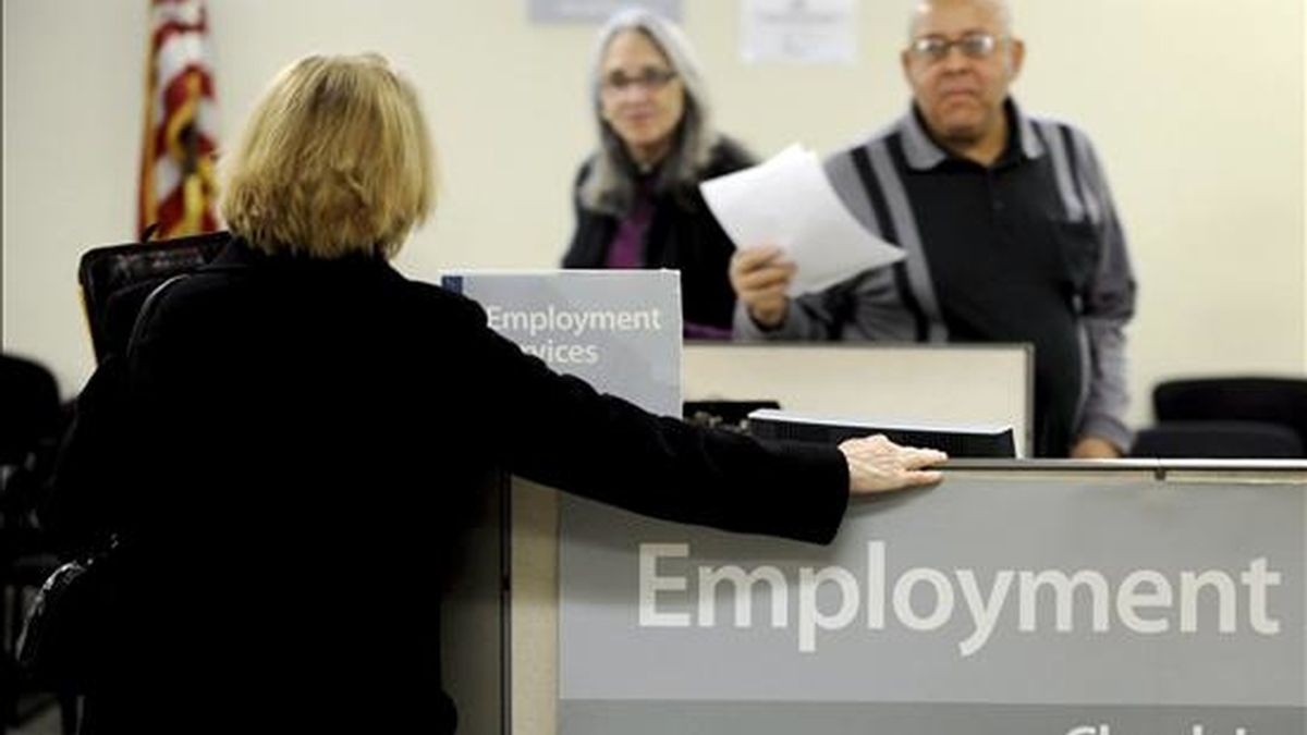 En total, según el Departamento de Trabajo, 6,74 millones de personas perciben subsidio por desempleo en Estados Unidos. EFE/Archivo