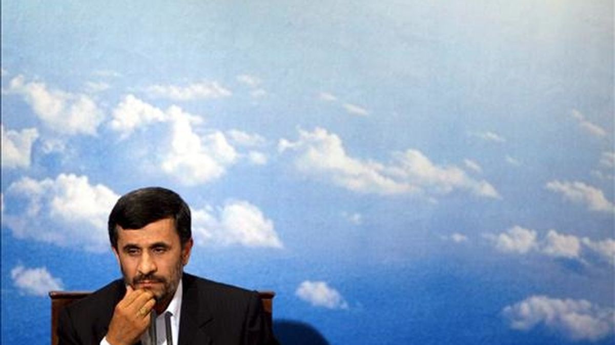 El presidente iraní, Mahmud Ahmadineyad, y su principal adversario electoral, el pro reformista Mir Husein Musaví, mantuvieron hoy un duro debate plagado de acusaciones mutuas y escasas soluciones. EFE/Archivo