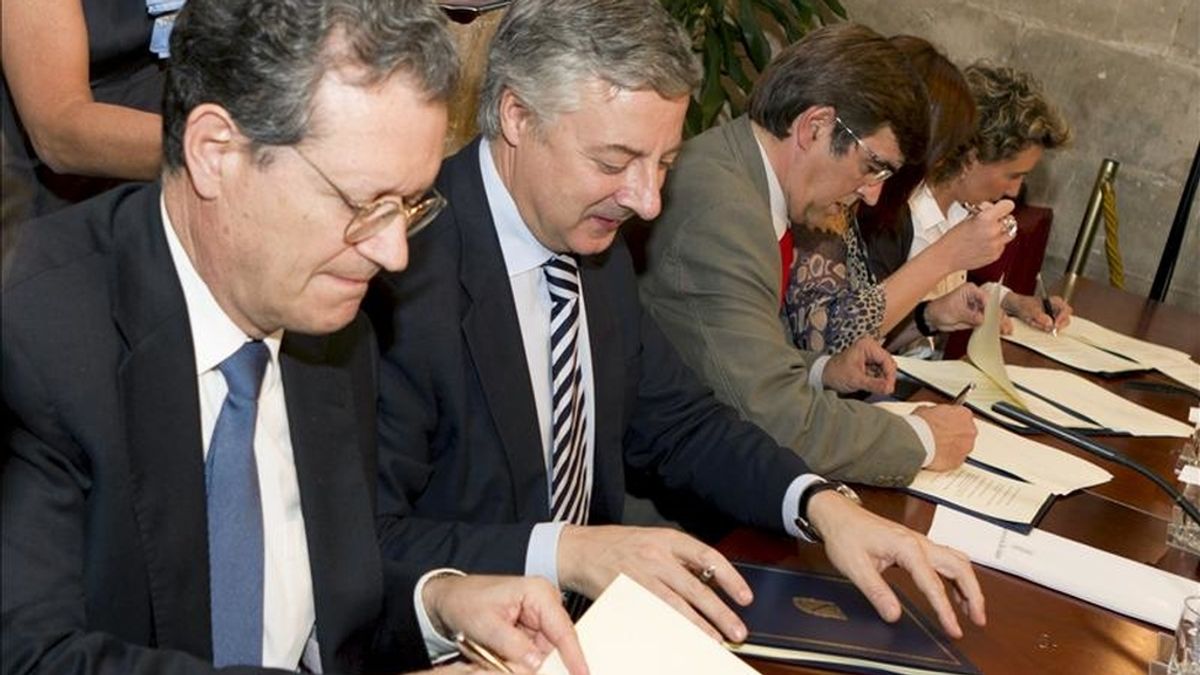 El presidente Francesc Antich, el ministro de Fomento José Blanco y el presidente de AENA, Juan Ignacio Lema (de d. a i.), durante la firma del convenio para crear un comité de rutas aéreas con cada uno de los aeropuertos de baleares. EFE