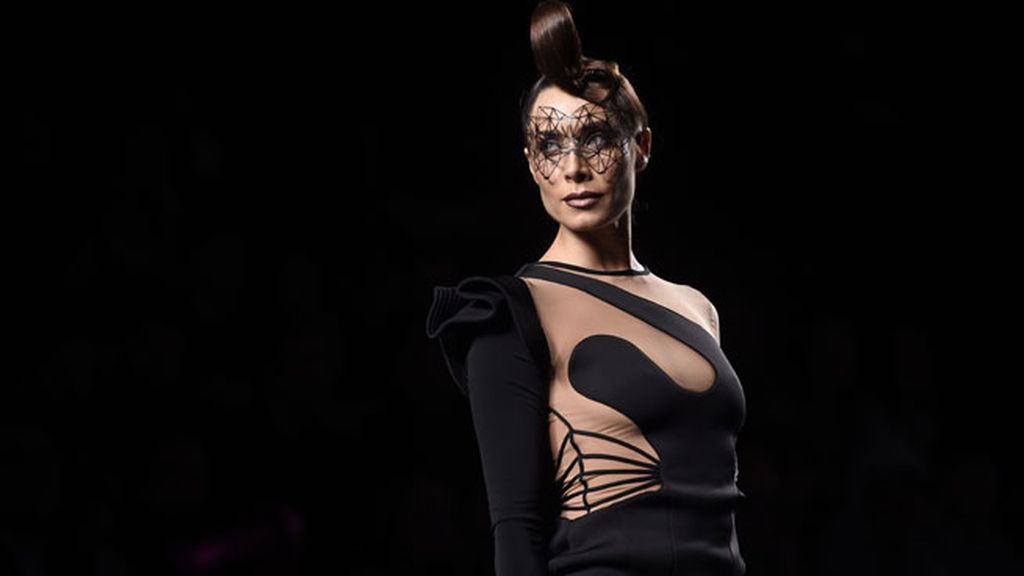 Lució un corpiño dorado y un vestido con transparencias